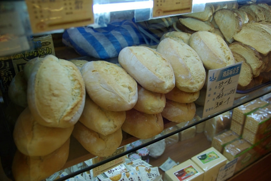 憂心餐廳倒閉，顧客用充值卡買一堆面包