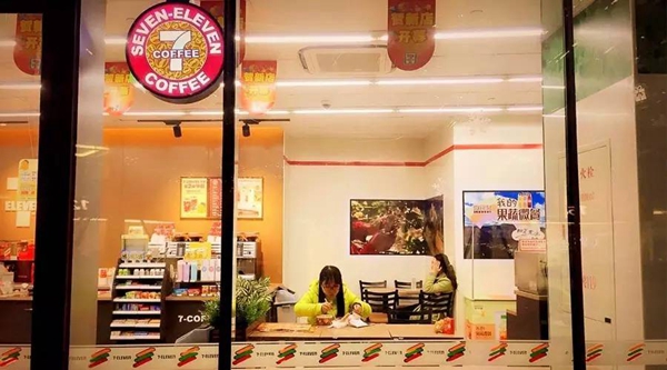便利店紛紛跨界玩起餐飲，對(duì)餐飲企業(yè)是福還是禍？