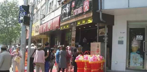 倆老太造謠新開店的蛋糕肉松是棉花做的，被拘留5天|餐飲界