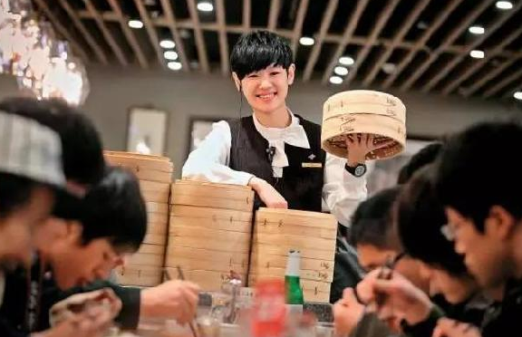 鼎泰豐員工忠誠度高、服務(wù)水平強(qiáng)的秘密原因是？