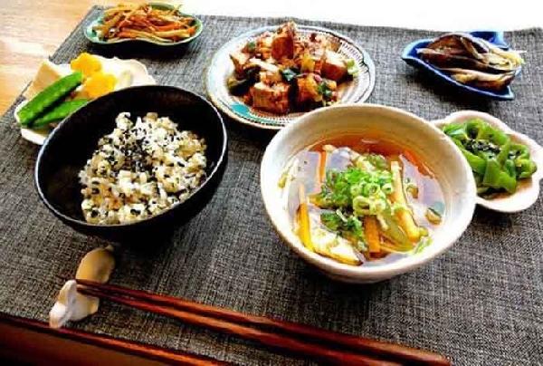 大肆擴(kuò)張的日料比艱難前行的中餐，到底好在哪？|餐飲界