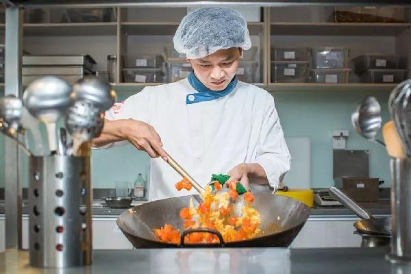 純外賣品牌夾縫中求生存，“堂食+外賣”兩條腿走路才是正道|餐飲界