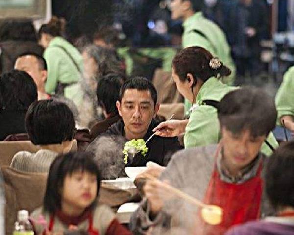 海底撈“變態(tài)”服務(wù)再升級！這次用的是黑科技……|餐飲界