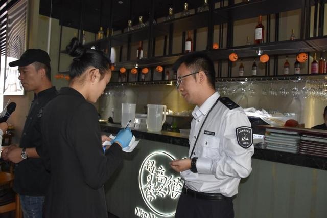 韓寒在深圳的餐廳再被查，后廚餐具堆地上降C！|餐飲界