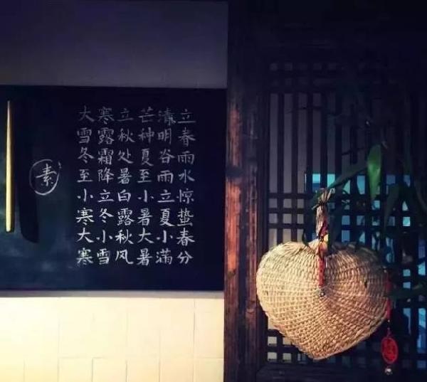 這家不足10平米的小店，只有一張桌子，無(wú)肉無(wú)酒，卻治愈了無(wú)數(shù)的過(guò)客|餐飲界