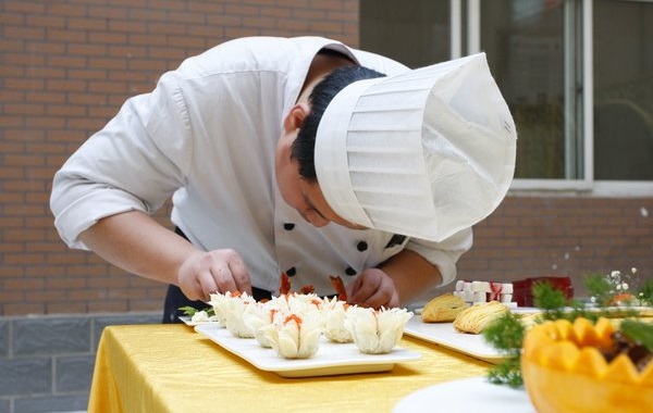 餐飲服務(wù)升級正當(dāng)時，服務(wù)模型、員工管理模式的正確打開方式是？