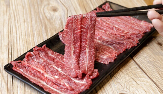 這個(gè)城市400多家潮汕牛肉火鍋，今冬只剩下101家，原來(lái)被串串香給頂了|餐飲界