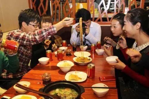 客流劇增、人員混亂，春節(jié)要怎么值班才能讓顧客滿意，讓自己多賺？|餐飲界
