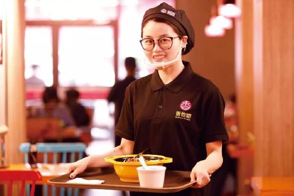 沒有廚師，無人點(diǎn)餐！他4年開出300多家店，日銷高達(dá)10萬碗！