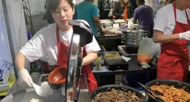 中國蓋澆飯在英國火了，每天幾百份不夠賣