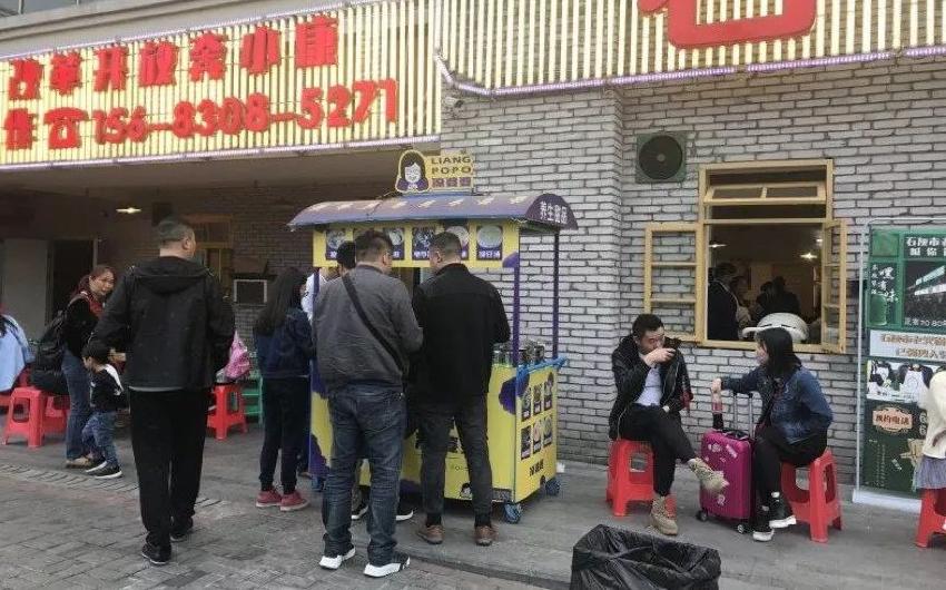 門口擺個小攤，竟是餐廳增加營收的利器？|餐飲界