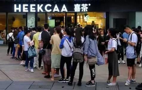 為啥店門口排隊(duì)的總是喜茶？不僅僅因?yàn)槔习迨?0后！|餐飲界
