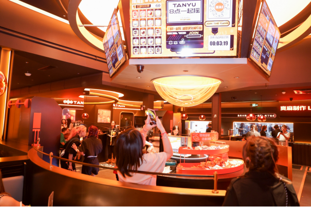 餐飲模式又一大創(chuàng)舉！探魚(yú)新店型營(yíng)造“娛樂(lè)城”式沉浸消費(fèi)體|餐飲界