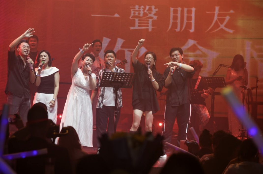 鶴九“瘋之巔”愛心音樂會奏響公益強音 善款點亮瑤鄉(xiāng)童心|餐飲界
