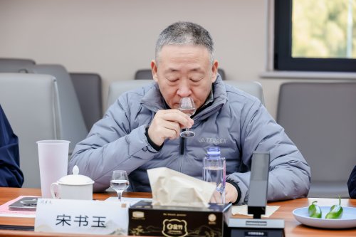 葵花酒業(yè)「問(wèn)東方」獲酒協(xié)首肯，泰斗天團(tuán)為何集體為「問(wèn)東方」站臺(tái)？